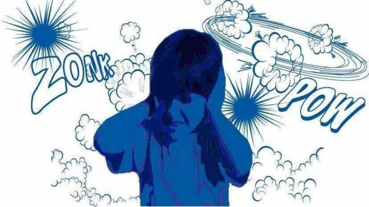 Niño con TEA jugando en sala de terapia sensorial