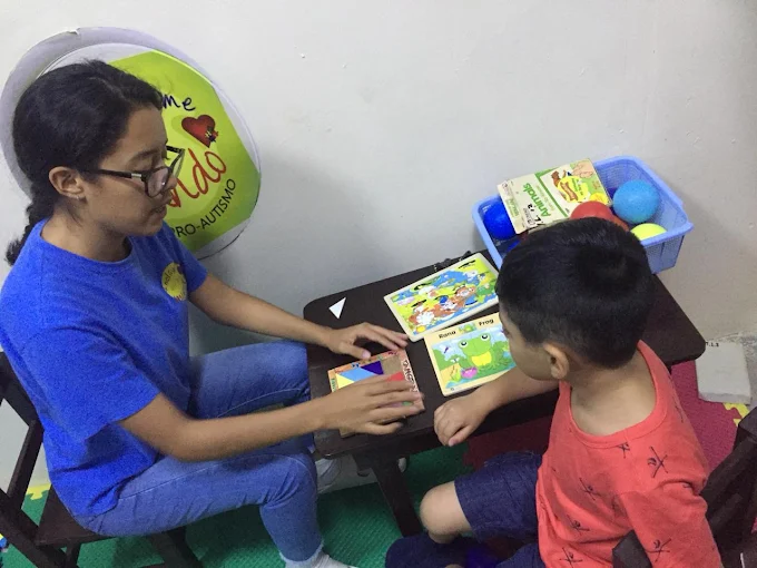 Sesión de intervención terapéutica individual con niño con TEA